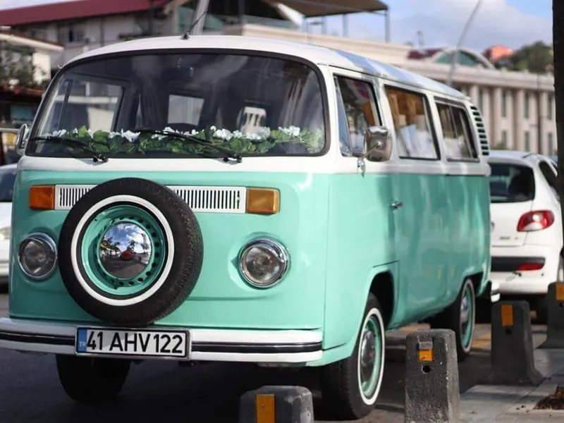 Çiçek ve tülle süslenmiş mint yeşili T2 Vosvos minibüs gelin arabası
